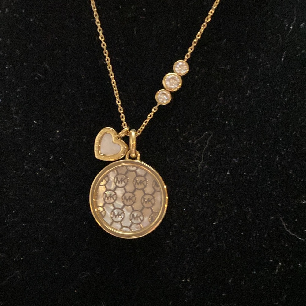 🩷 MICHAEL KORS MONOGRAM PENDANT 20” GOLD TONE NECKLACE GREAT CONDITION - Picture 2 of 3